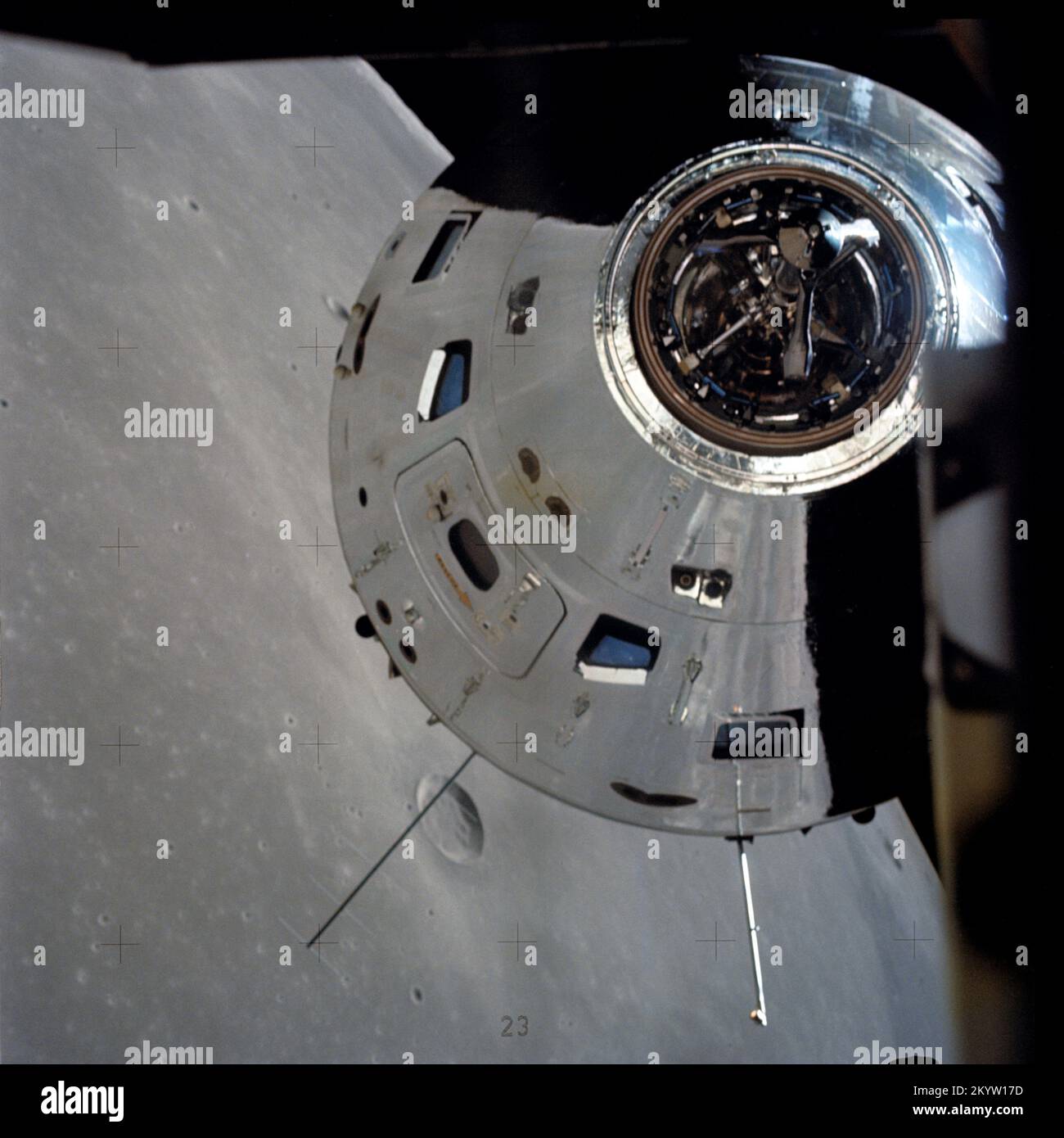 Apollo 17 Command/Service-Module, die vom Lunar-Modul in der Umlaufbahn fotografiert wurden, werden in dieser Ansicht vom Lunar-Modul (LM) und dem Command and Service-Modul (CSM) aufgenommen und bereiten sich auf ein Rendezvous mit dem LM vor. Beachten Sie die Reflexion der LUNAR-Oberfläche auf dem CSM. Der CSM wird von Ronald E. Evans gesteuert, während Astronauten Eugene A. Cernan, Commander, und Harrison W. Schmitt, Pilot des Mondmoduls, an Bord der LM sind und ihre außerfahrbaren Aktivitäten (EVA) auf der Mondoberfläche verfolgen. 14. Dezember 1972 Stockfoto