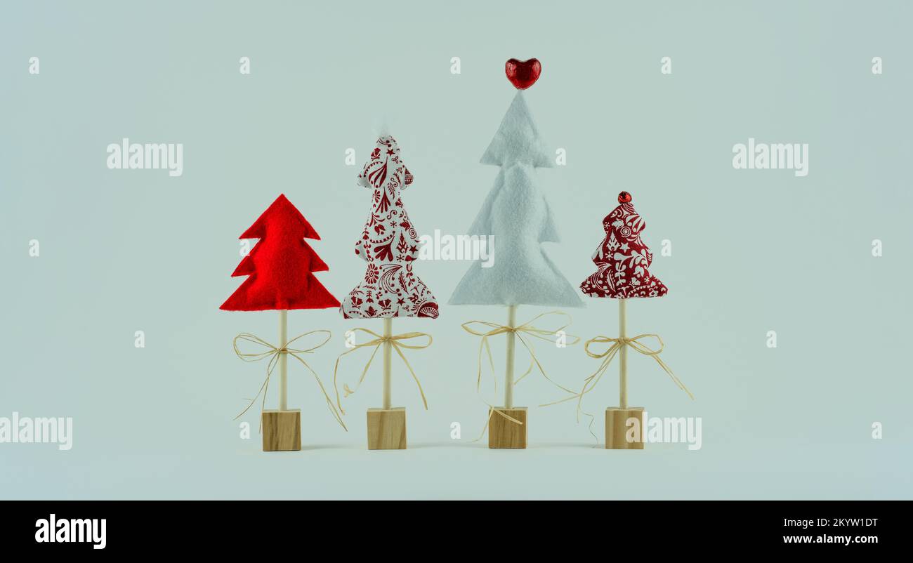 Handgefertigte kreative Weihnachtsbäume auf Holzstäbchen mit weißem Hintergrund Stockfoto