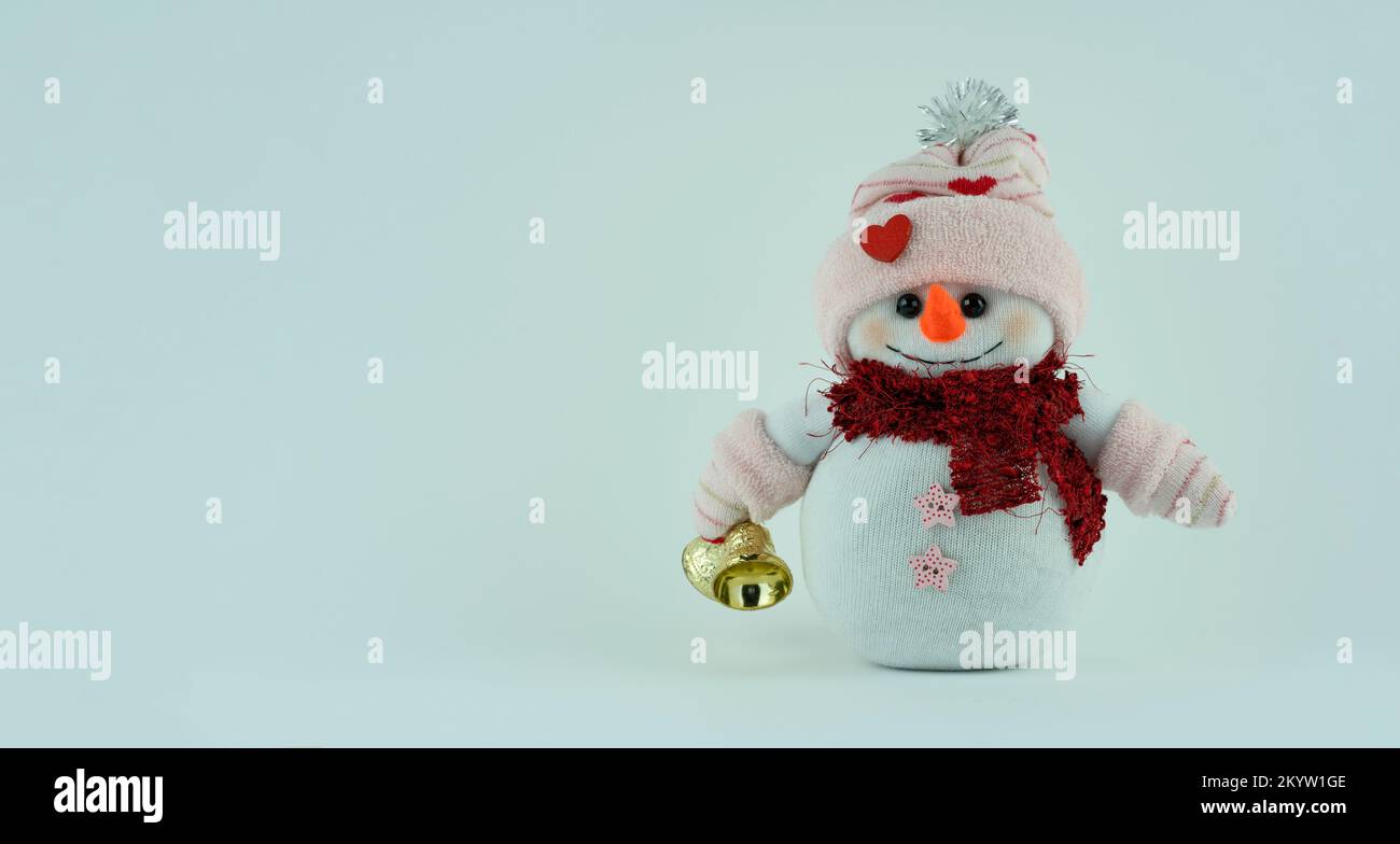 Handgefertigter süßer Schneemann mit Klingelglocken auf weißem Hintergrund Stockfoto