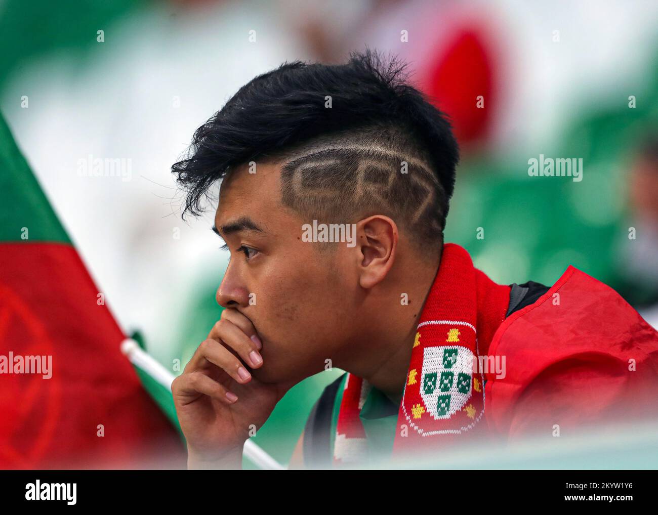 Al-Rayyan, Katar. 02.. Dezember 2022. 2.. Dezember 2022; Education City Stadium, Al Rayyan, Katar; FIFA Fußball-Weltmeisterschaft, Südkorea gegen Portugal; Portugal-Fan mit CR7 rasierten in sein Haar und verweist auf Cristiano Ronaldo von Portugal Credit: Action Plus Sports Images/Alamy Live News Stockfoto