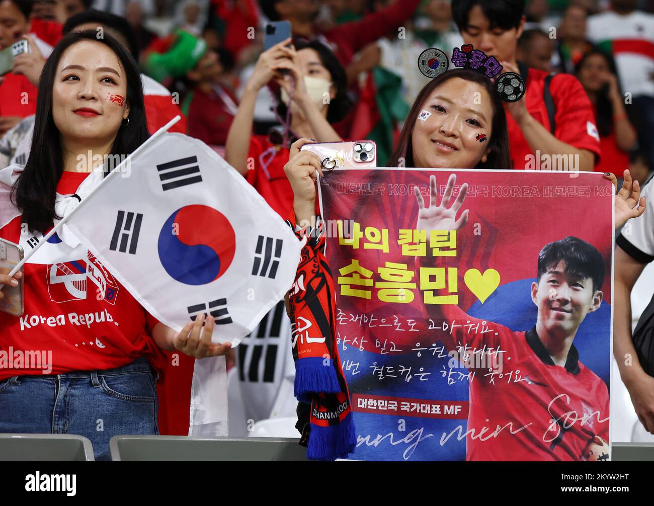 AR Rayyan, Katar, 2.. Dezember 2022. Koreanische Fans während des Spiels der FIFA-Weltmeisterschaft 2022 im Education City Stadium, Ar Rayyan. Der Bildausdruck sollte lauten: David Klein / Sportimage Credit: Sportimage/Alamy Live News Stockfoto