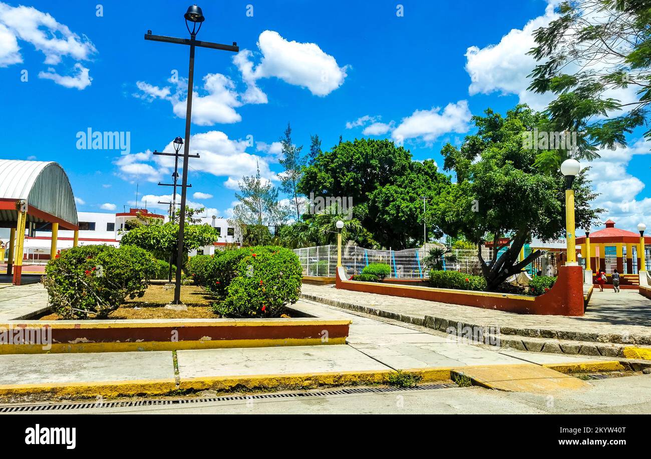 Ein kleines Dorf mit Straßen beherbergt Kirchen und öffentliche Plätze in Kantunilkin Lazaro Cardenas in Quintana Roo Mexiko. Stockfoto