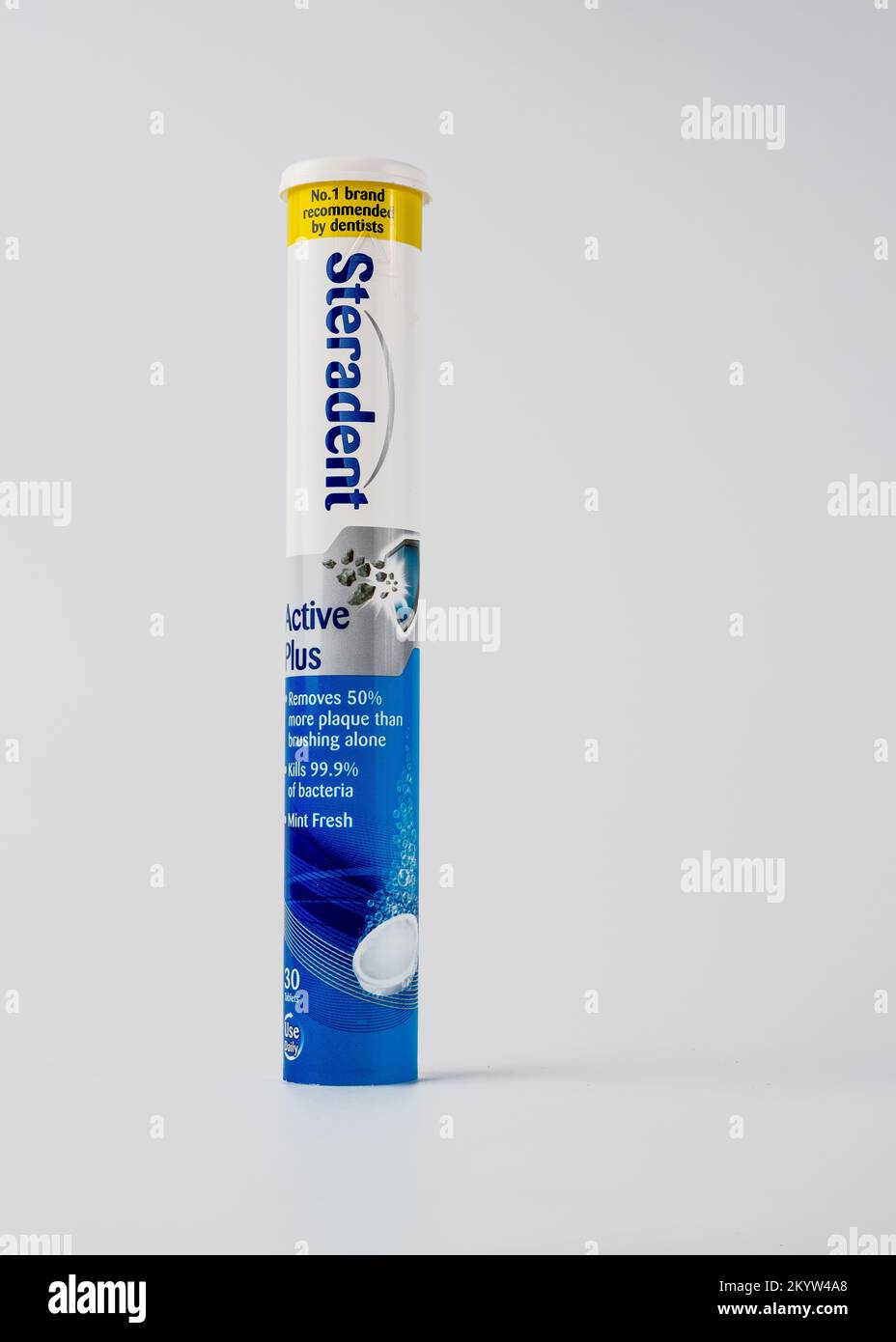 Cardiff Mid Glamorgan Wales UK Dezember 02 2022 Eine Tube Steradent Active Denture Reinigungstabletten von Reckitt & Benckiser isoliert auf einem weißen Ba Stockfoto