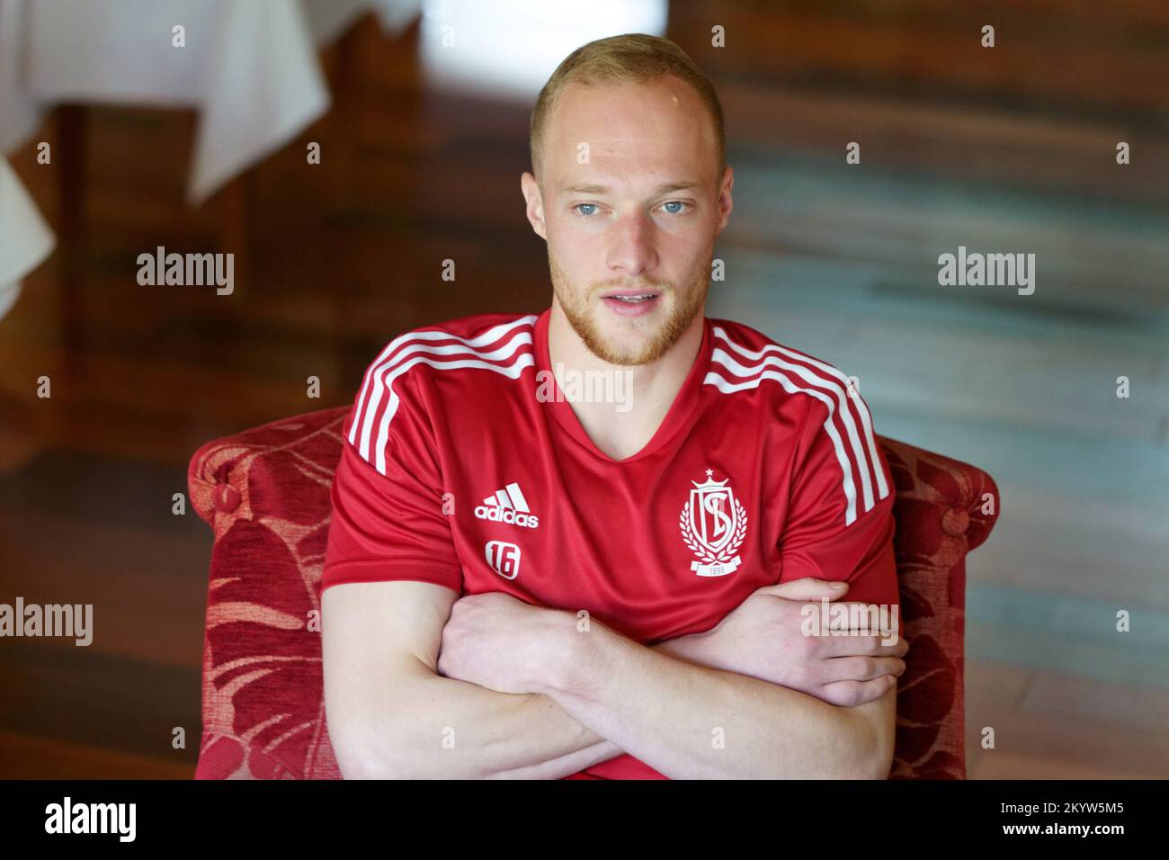 Der Torwart von Standard, Arnaud Bodart, spricht mit der Presse im