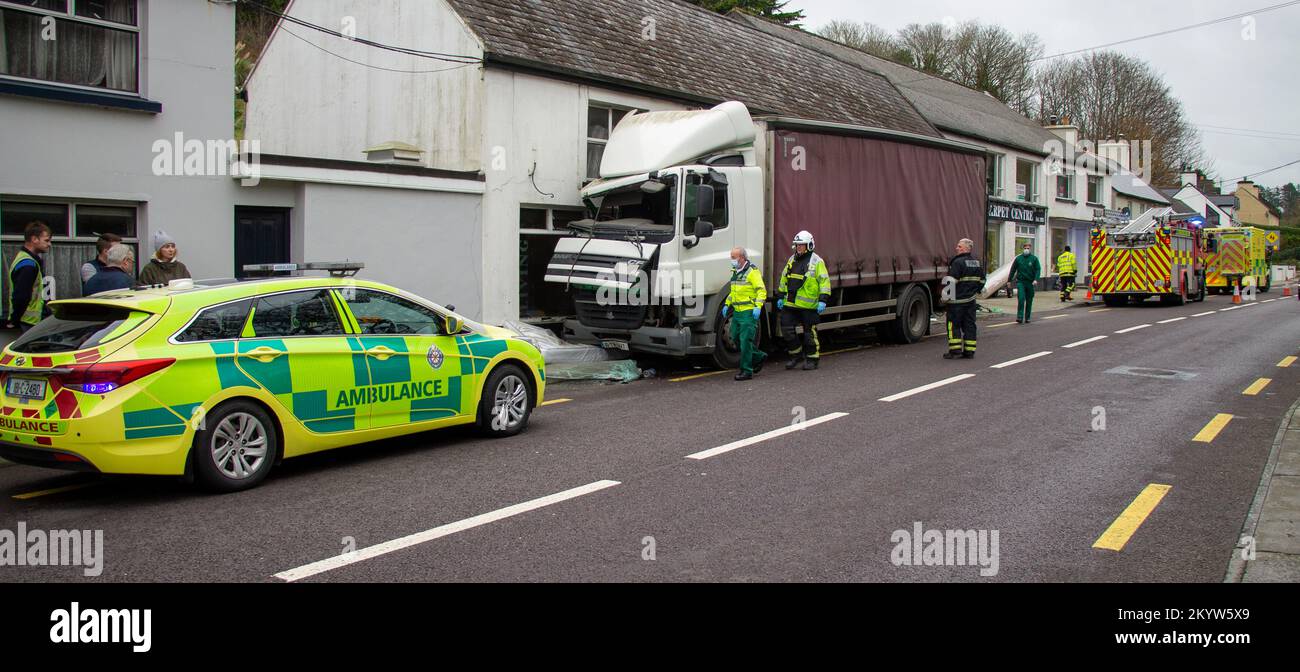 Lastwagen ist mit einem Rettungsdienst in der Werkstatt abgestürzt. Leap, West Cork, Irland Stockfoto