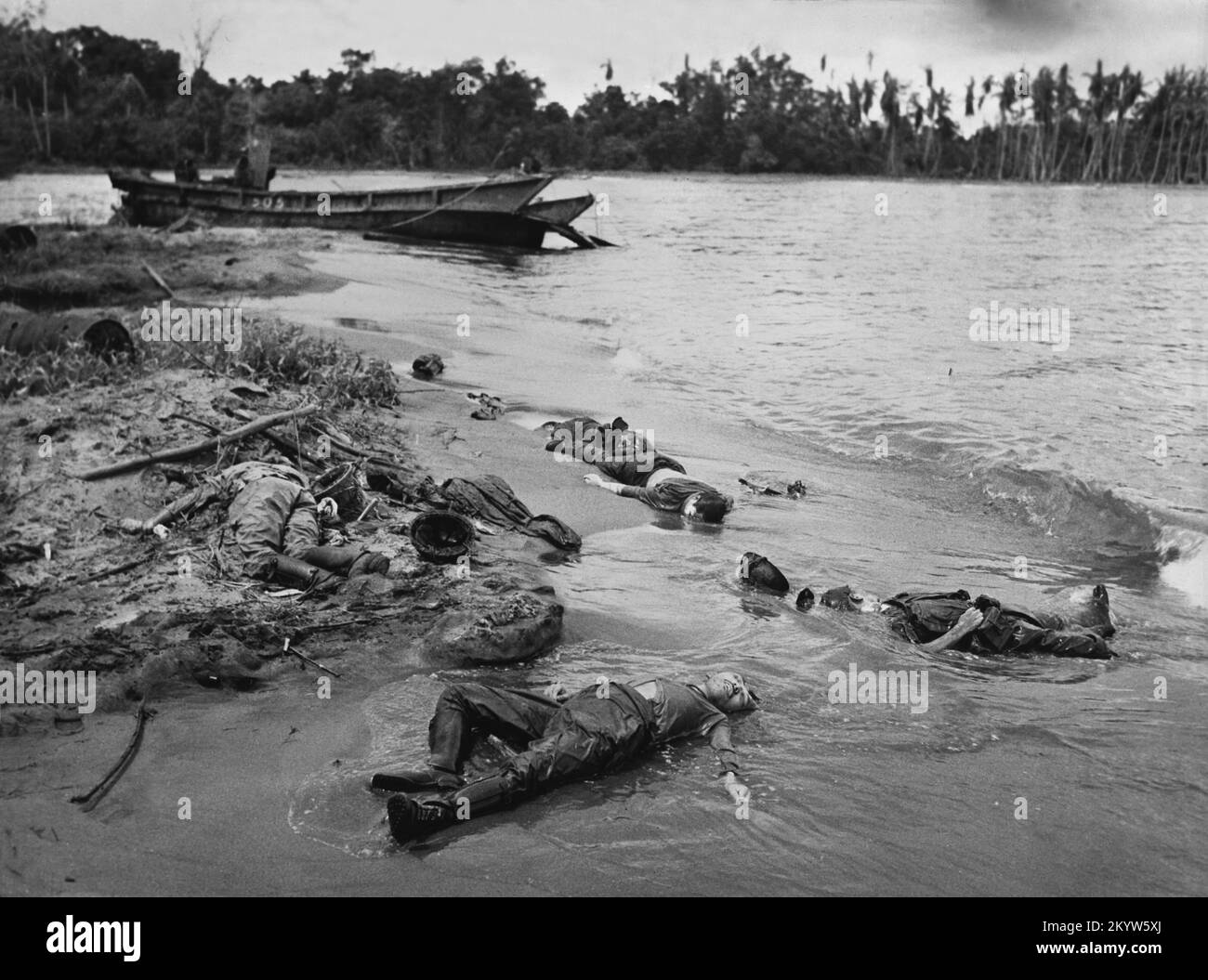 Oldtimer-Foto um den 1943. März von toten japanischen Soldaten neben ihrem zerstörten Landungsschiff an einem Strand in Buna, Neuguinea, nach einem Angriff der US- und australischen Streitkräfte. Stockfoto