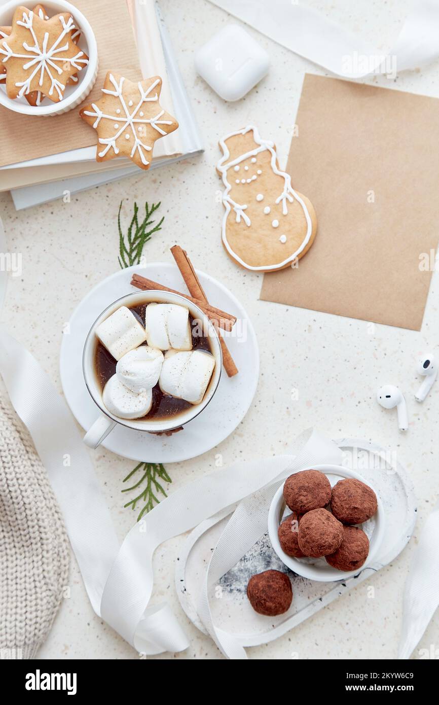 Musterpapierumschlag, Wunschkarte. Heißer Kakao mit Marshmallows, Ingwerkeksen und Trüffel. Ästhetische Weihnachtsgeschichte. Stockfoto