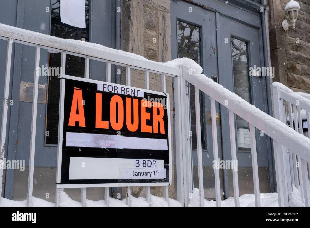 Im Winter steht vor der Veranda ein lautes Schild, das man auf französisch mieten kann Stockfoto