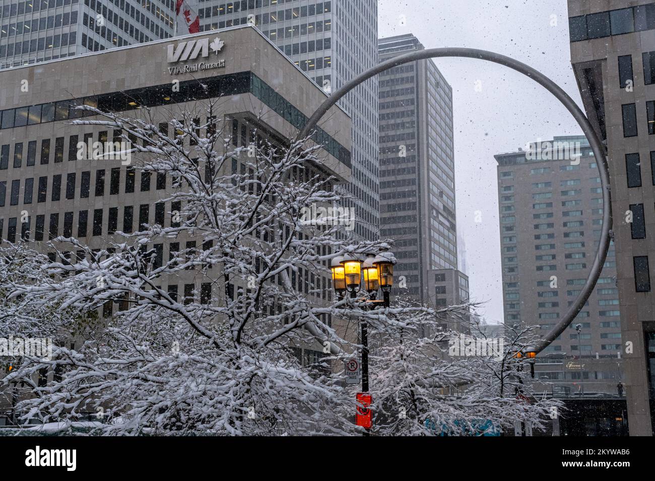 Montreal, Kanada - 16. November 2022: Ringkunstwerk in Downtown Montreal, Schneesturm Stockfoto