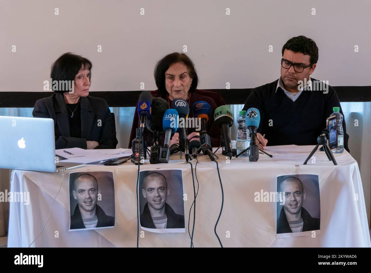 JERUSALEM, ISRAEL - DEZEMBER 2: Denise Guidoux (L), die Mutter des französisch-palästinensischen Rechtsanwalts Salah Hamouri, und seines Rechtsanwalts (C) geben am 2. Dezember 2022 eine Pressekonferenz in Jerusalem, Israel. Der israelische Innenminister kündigte an, dass Hamouri, der seit März ohne formelle Anklage inhaftiert wurde, nach Frankreich abgeschoben wird. Israel hat Hamouri beschuldigt, ein aktives Mitglied der Palästinensischen Front für die Befreiung Palästinas, der PFLP, zu sein, die als "Terrororganisation" bezeichnet wird. Kredit: Eddie Gerald/Alamy Live News Stockfoto