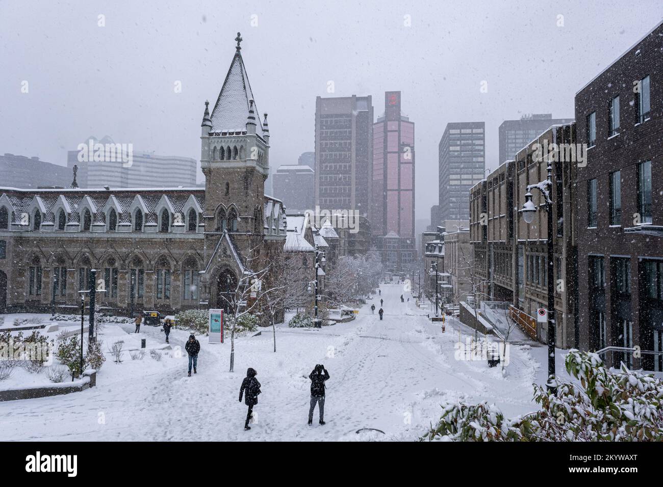 Montreal, Kanada - 16. November 2022: MC Tavish Street und Morrice Hall während Schneesturm Stockfoto