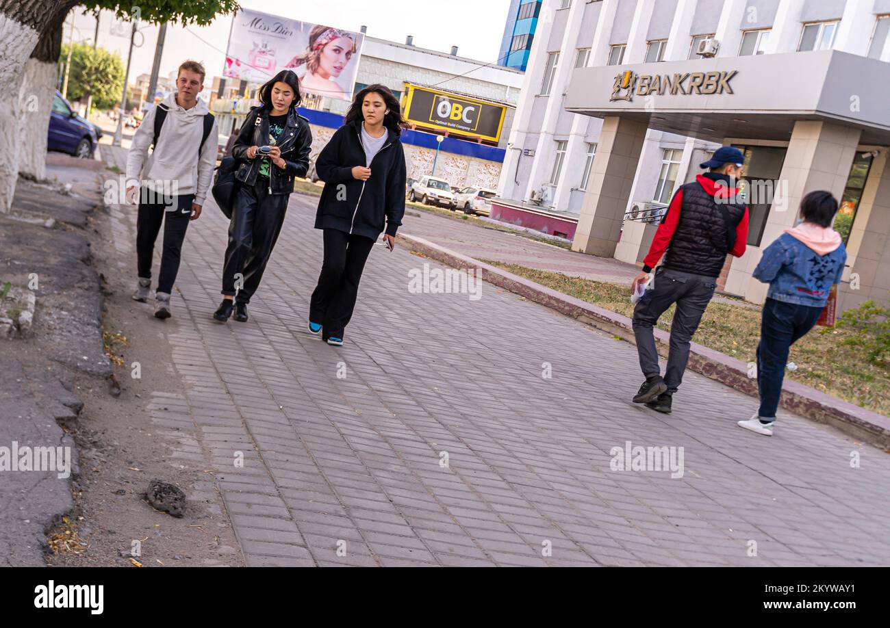 Studenth, die Jugend geht in Karagandy, Kasachstan Stockfoto