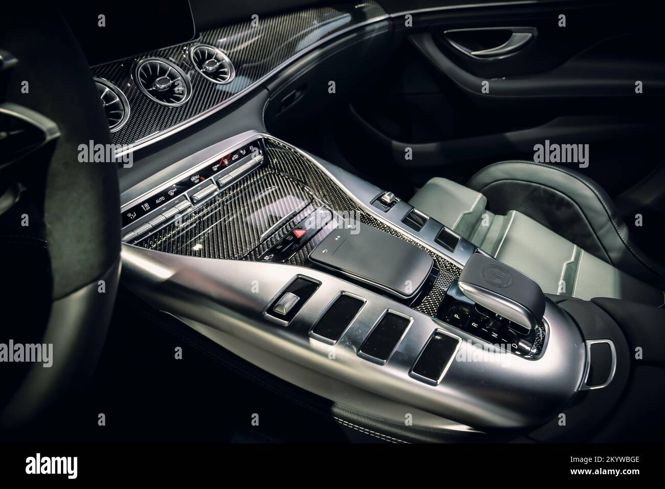 Ansicht des Armaturenbretts im Innenraum eines Mercedes-AMG Sportwagens, der auf der IAA Mobility 2021 Motormesse in München – 6. September 2021 vorgestellt wurde. Stockfoto