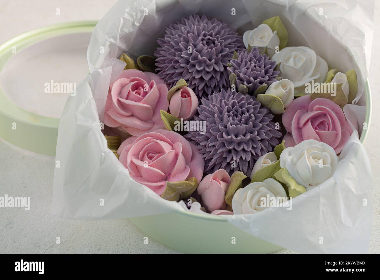 Blumenstrauß aus Marschall in einer Geschenkbox auf hellem Hintergrund, Valentinstag, Feiertagsstimmung, Stockfoto