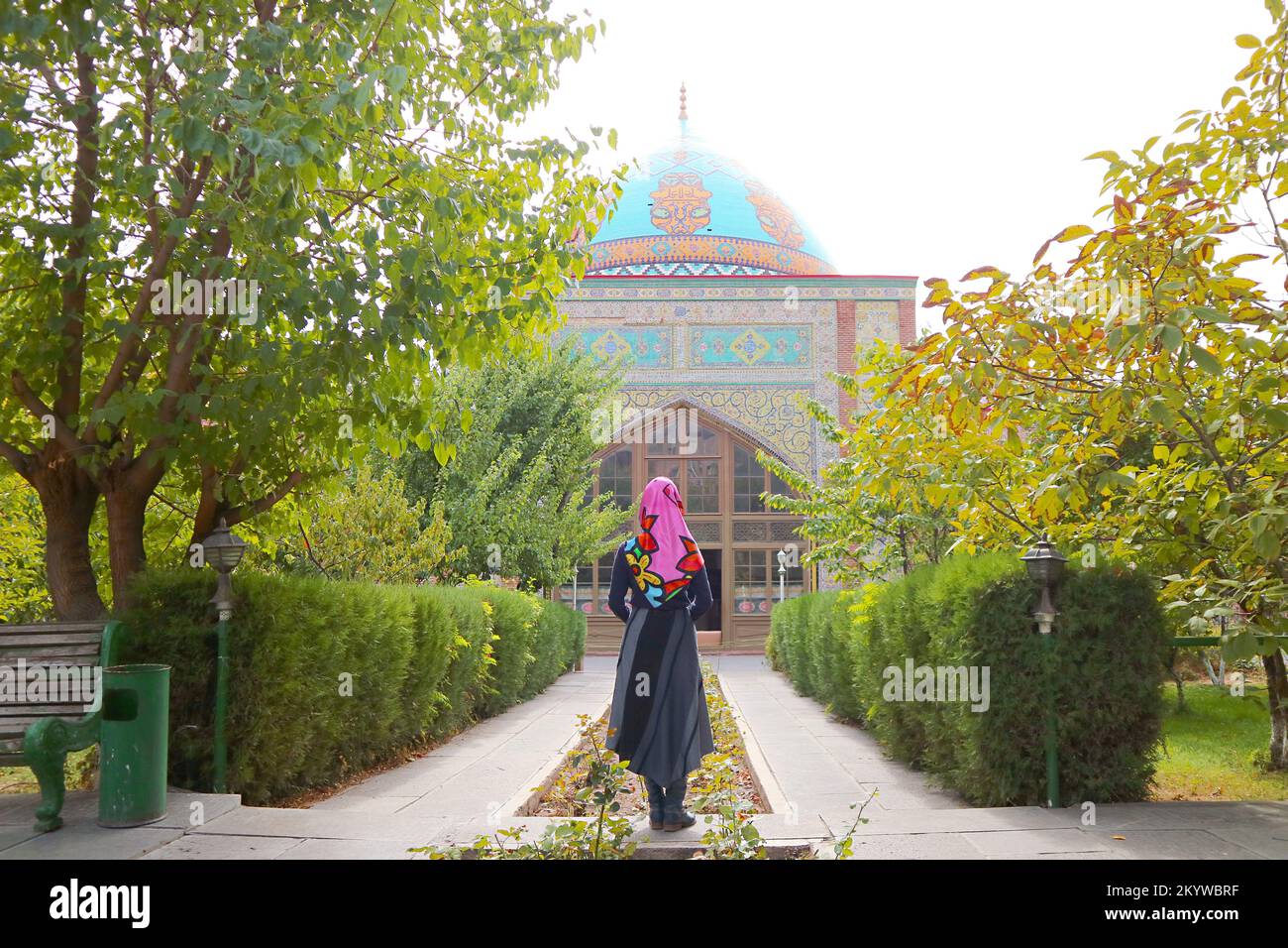 Frau mit Kopfschmuck im Hof der Blauen Moschee von Eriwan, in der Mashtots Avenue, Kentron District, Eriwan, Armenien Stockfoto