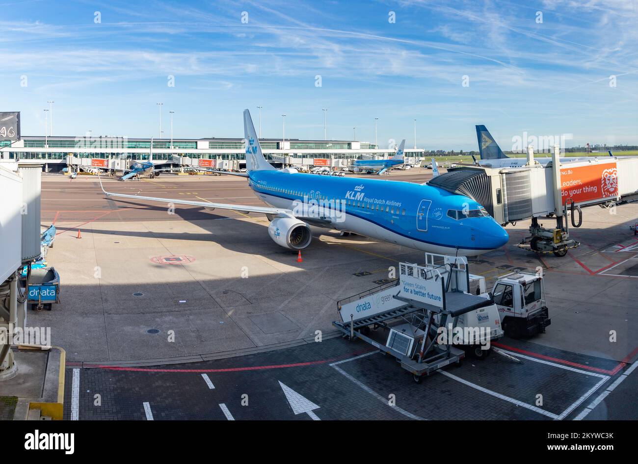 Ein Bild eines KLM-Flugzeugs am Flughafen Schiphol. Stockfoto