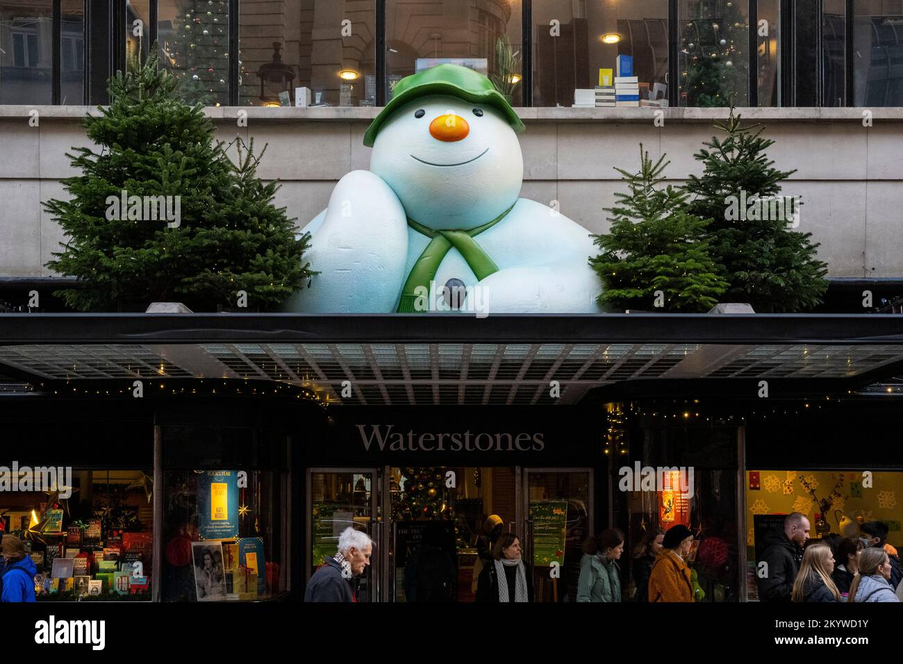 London, Großbritannien. 2. Dezember 2022 Die Besucher passieren die Buchhandlung Waterstones in Piccadilly, deren Außenfassade zu Weihnachten mit dem Snowman-Charakter aus dem Buch des britischen Autors Raymond Briggs dekoriert wurde. Raymond Briggs starb im August dieses Jahres mit 88 Jahren. Kredit: Stephen Chung / Alamy Live News Stockfoto