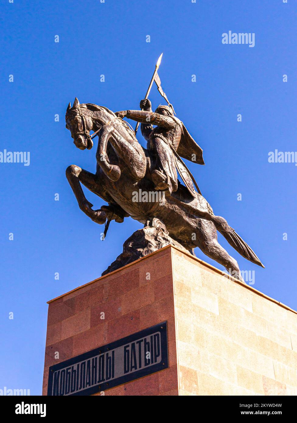 Der epische Kasachische Held Koblandy Batyr Denkmal. Kobalandi Batyr über Pferdeskulpturen. Kyzyl-orda, Kasachstan. Zhankozha Batyr-Denkmal Stockfoto