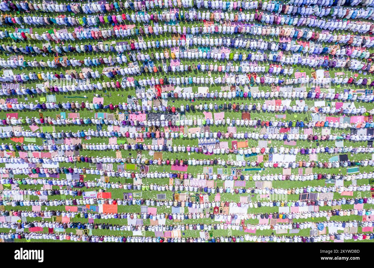 Barishal, Bangladesch. 2.. Dezember 2022. Etwa 50.000 bis 70.000 muslimische Menschen versammelten sich in Bels Park, Barishal City, Bangladesch, unter einem heißen, feuchten offenen Feld für ihre wöchentlichen Jummah-Gebete. Es gilt als eines der größten Jummah-Ereignisse in dieser Stadt, wo Tausende von Gläubigen ihr regelmäßiges Jummah-Gebet gemeinsam führen. (Bild: © Mustasinur Rahman Alvi/ZUMA Press Wire) Stockfoto