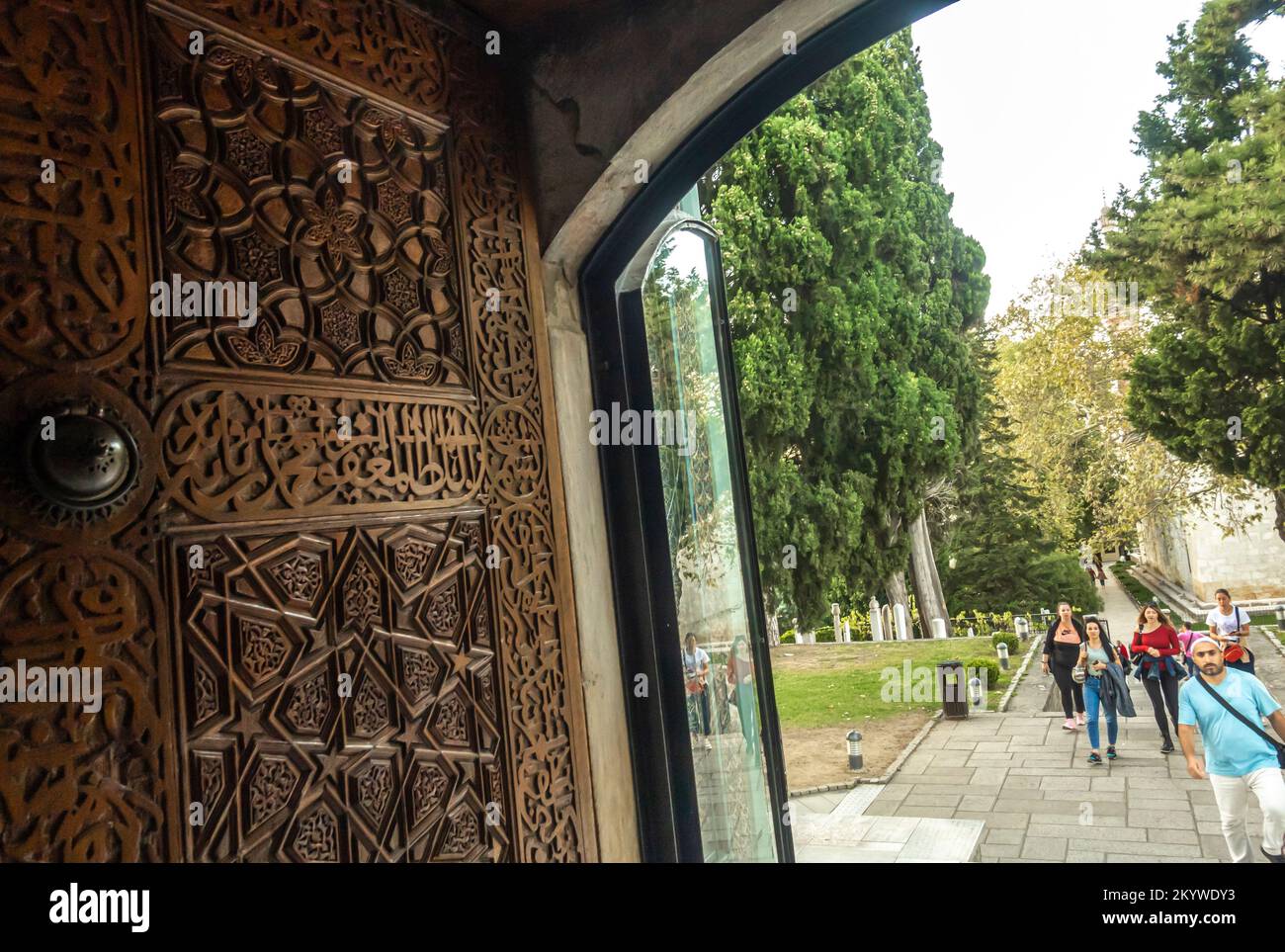 Besucher Touristen besuchen das Grüne Grab - ein Mausoleum des fünften osmanischen Sultans, Mehmed I, in Bursa, Türkei. 1421 Stockfoto