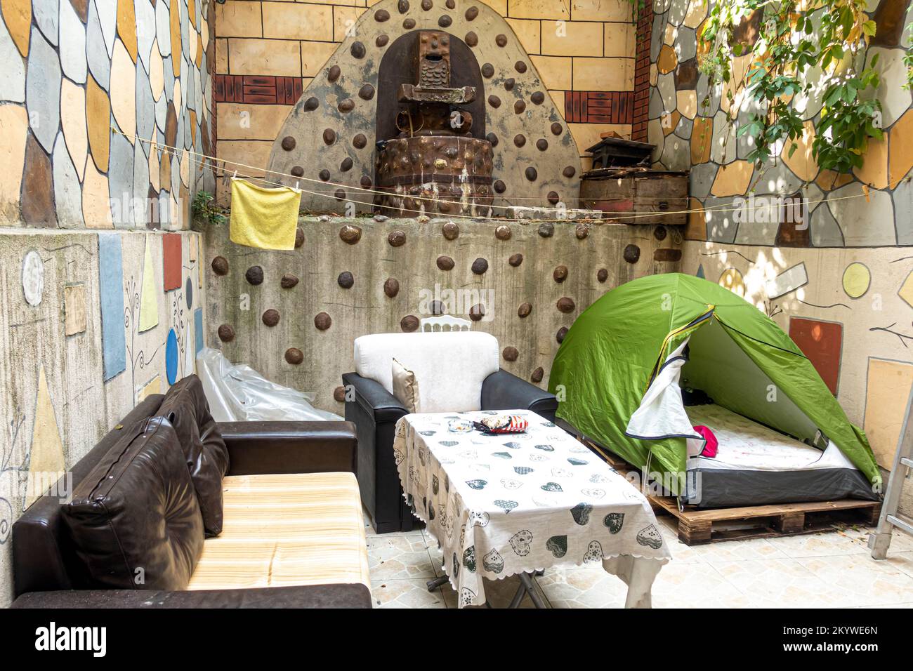 Zelt im türkischen Innenhof. Unterbringung in Zelten im Innenhof des Hauses in Bursa Turkey Stockfoto