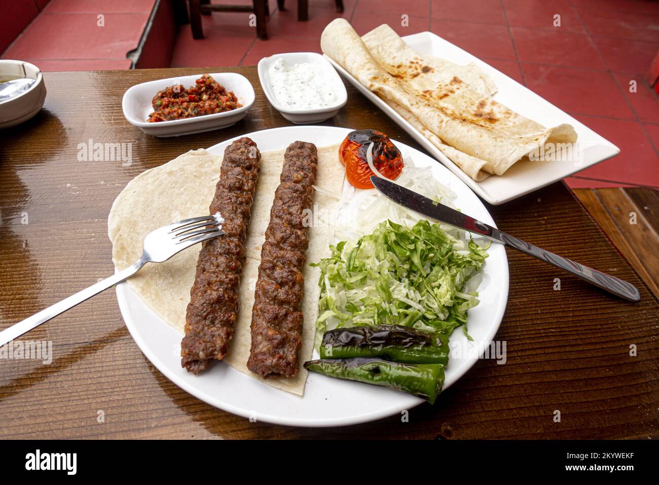Adana Kebab wird in einem Fastfood-Café in Bursa Turkey serviert. Fast Food, Street Food, traditionelles Kebab in der Türkei Stockfoto