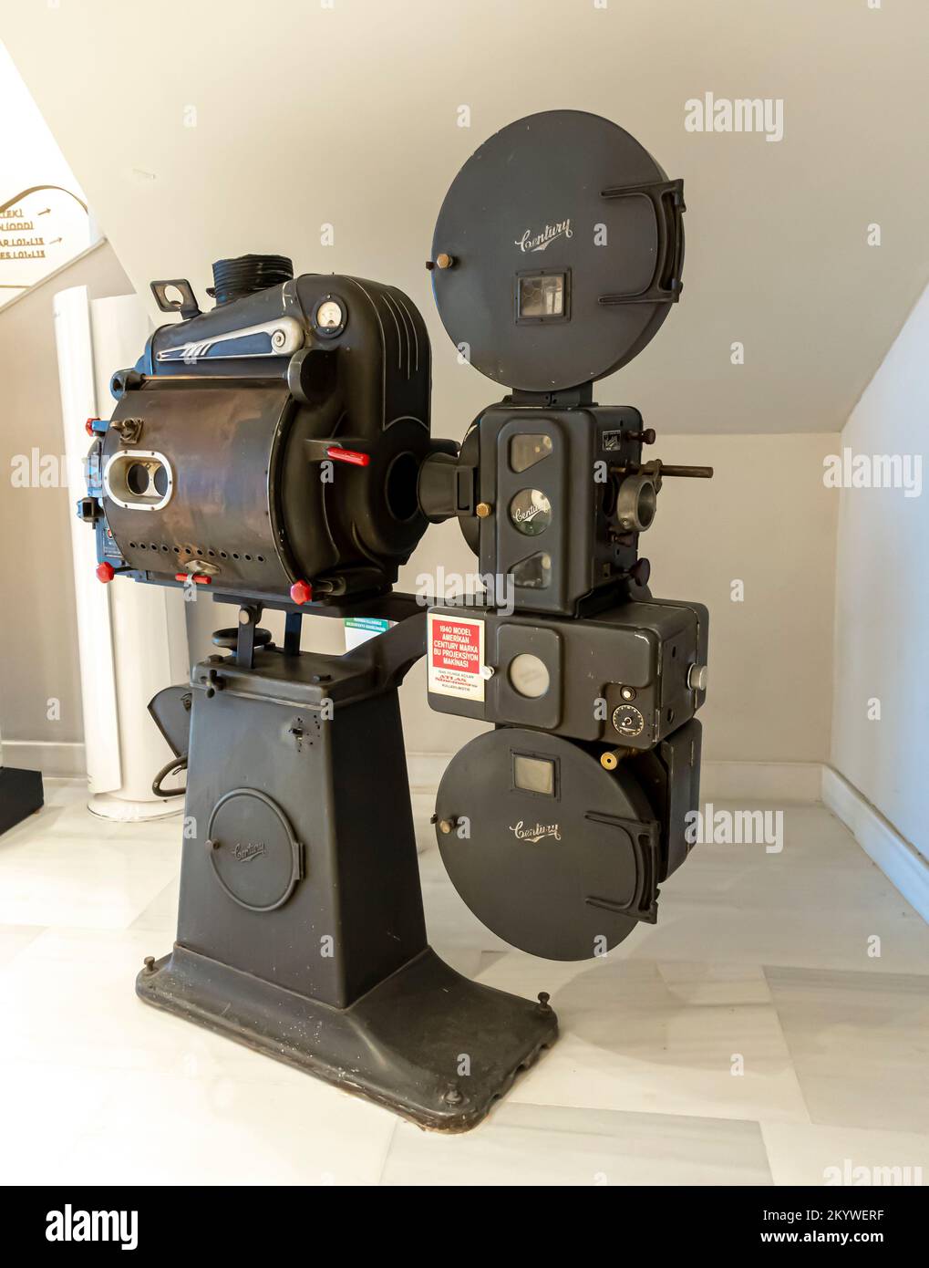 Ein alter alter 35-mm-Filmprojektor, der 1940 von Century, den Vereinigten Staaten, hergestellt wurde. Ausstellung im Atlas-Kino-Museum, Istanbul, Türkei Stockfoto