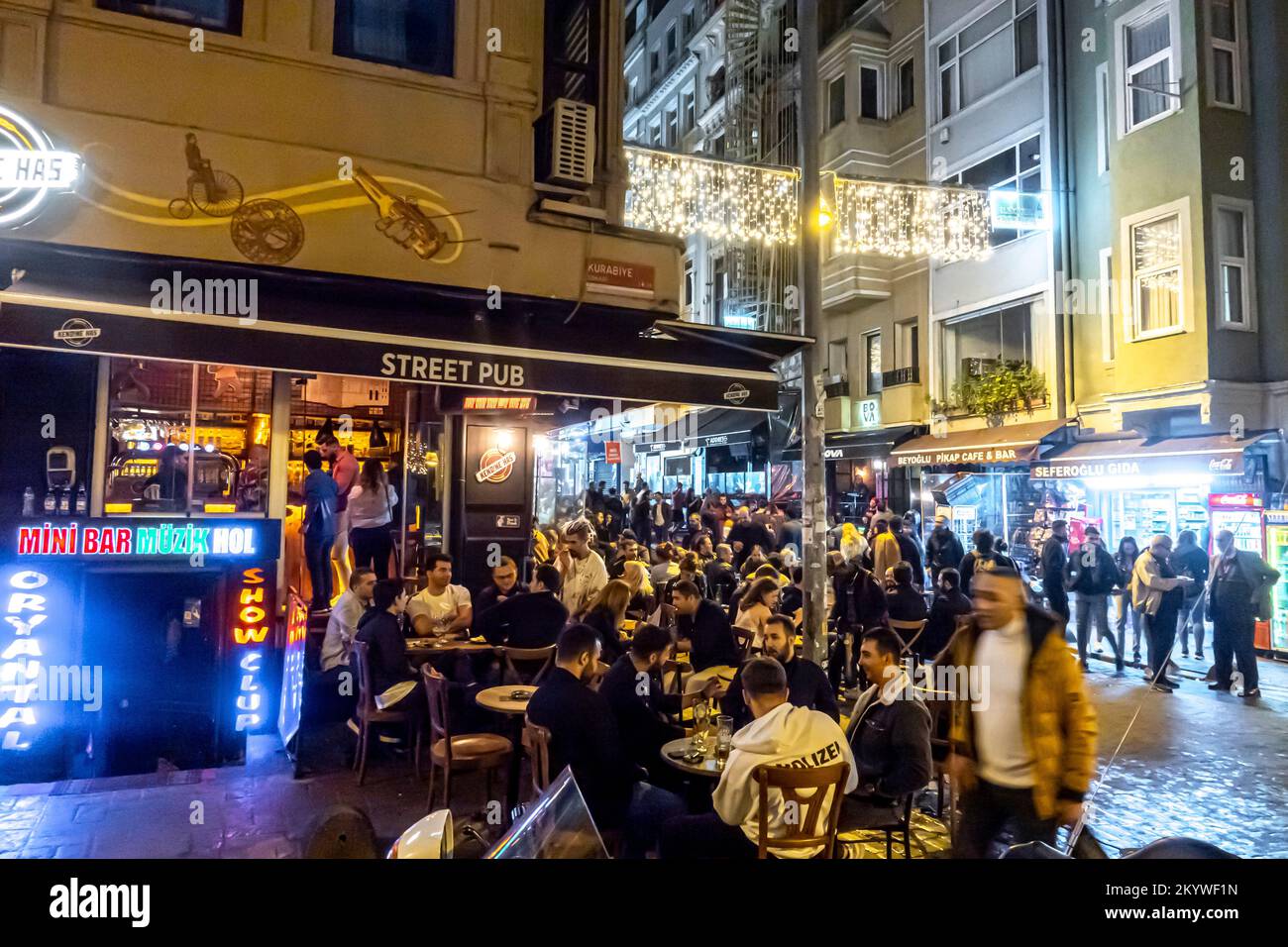 Nachtleben in Istanbul. Nachtleben, Clubs in Taksim Istanbul, Türkei. Stockfoto