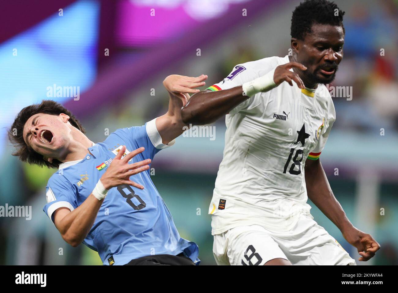 Al-Wakrah, Katar. 2.. Dezember 2022. Daniel Amartey (R) aus Ghana spielt mit Facundo Pellibri aus Uruguay während des Spiels der Gruppe H bei der FIFA-Weltmeisterschaft 2022 im Al Janoub Stadium in Al Wakrah, Katar, 2. Dezember 2022. Kredit: Pan Yulong/Xinhua/Alamy Live News Stockfoto