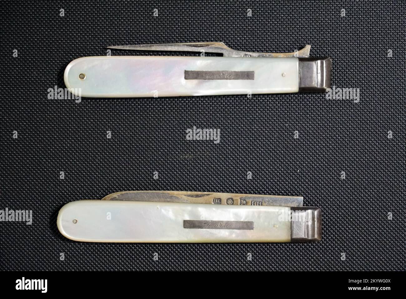 Set aus klappbarem Messer und Gabel mit Perlmutt-of-Pearl-Griff Stockfoto