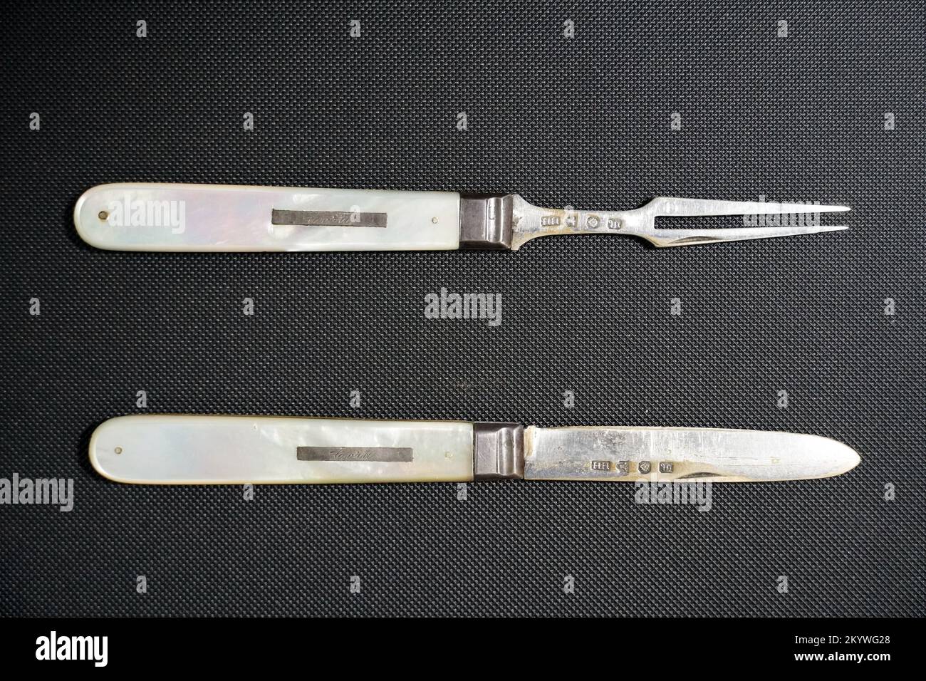 Set aus klappbarem Messer und Gabel mit Perlmutt-of-Pearl-Griff Stockfoto