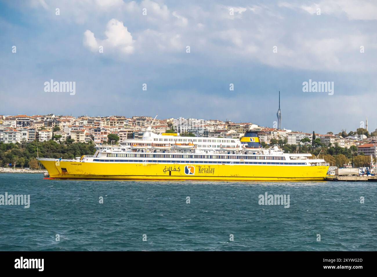 Das Schiff Kevalay - ein Passagier-/Ro-Ro-Frachtschiff, das 1972 gebaut wurde und auf dem Bosporus Istanbul in der Türkei segelt Stockfoto