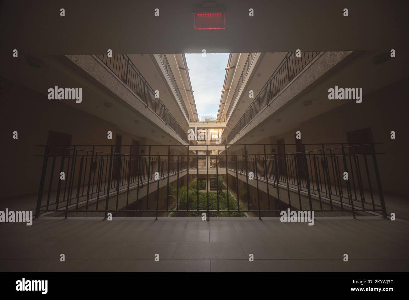 Halle eines großen Wohngebäudes mit Türen und mittlerer Treppe Stockfoto