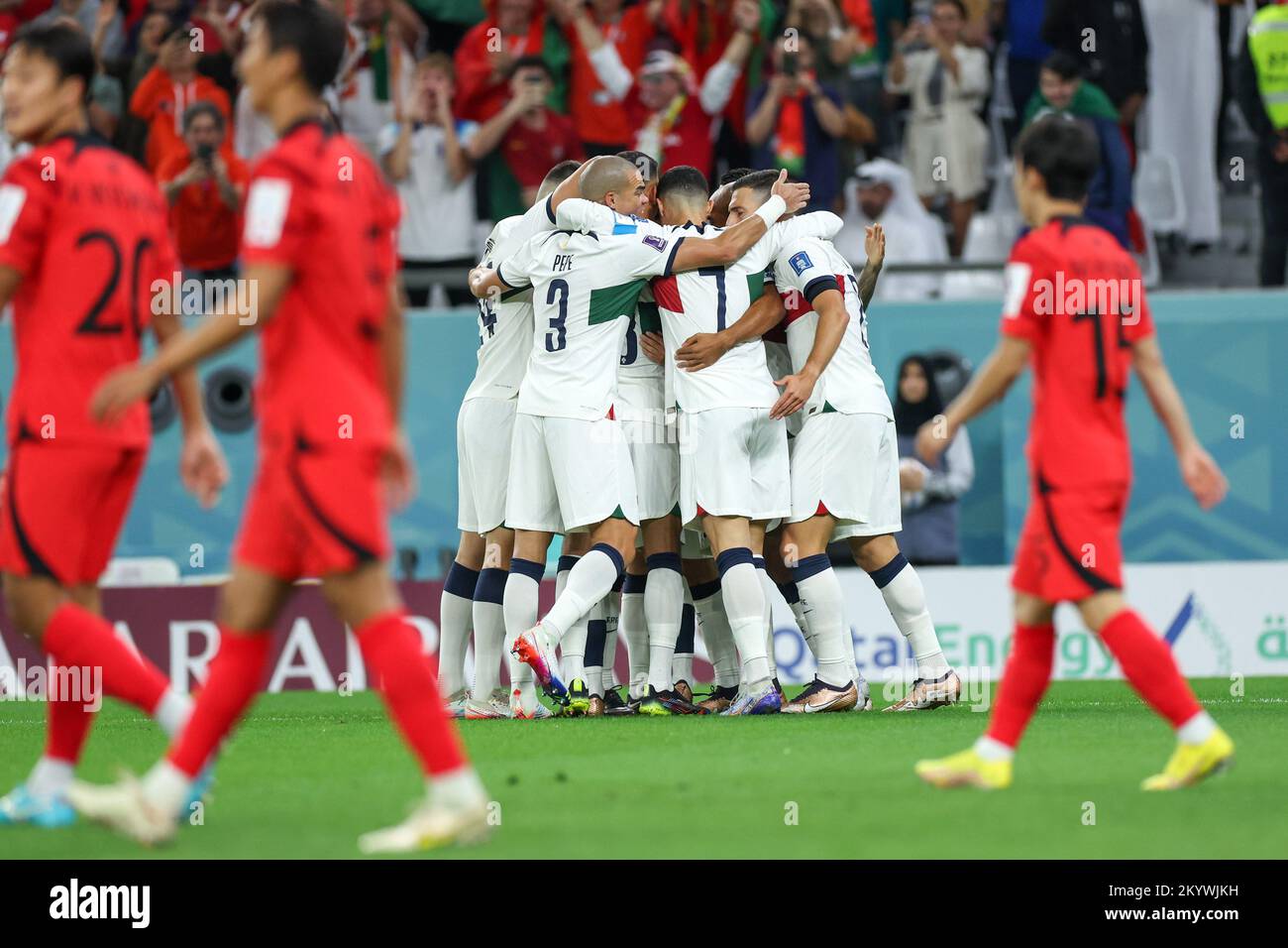 Doha, Katar. 02.. Dezember 2022. Portugiesische Nationalmannschaftsspieler feiern Ricardo Hortas Tor während eines Spiels gegen Südkorea in Gruppe H der FIFA-Weltmeisterschaft Katar 2022 zwischen Südkorea und Portugal in der Stadion Education City in Doha, Katar. Dezember 2. Kredit: Brasilien Photo Press/Alamy Live News Stockfoto