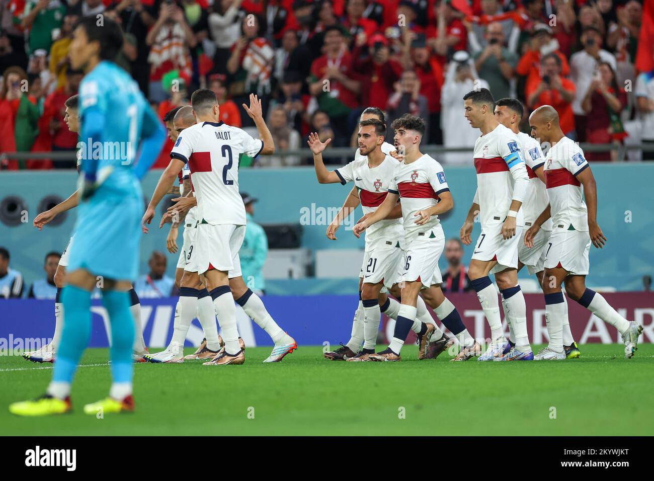 Doha, Katar. 02.. Dezember 2022. Portugiesische Nationalmannschaftsspieler feiern Ricardo Hortas Tor während eines Spiels gegen Südkorea in Gruppe H der FIFA-Weltmeisterschaft Katar 2022 zwischen Südkorea und Portugal in der Stadion Education City in Doha, Katar. Dezember 2. Kredit: Brasilien Photo Press/Alamy Live News Stockfoto