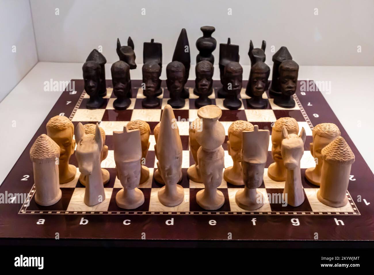 Afrikanisches Schachspiel aus Holz. Schachsets aus Afrika. Schachfiguren. Schachfigur. Afrika Stockfoto