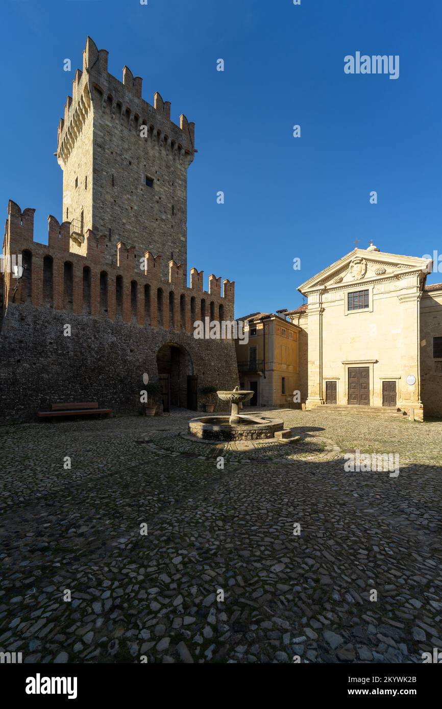 Das mittelalterliche Dorf und die Burg Vigoleno in den Apenninen in der Provinz Piacenza, Emilia Romagna, Norditalien - der Burgturm und eine Kapelle Stockfoto