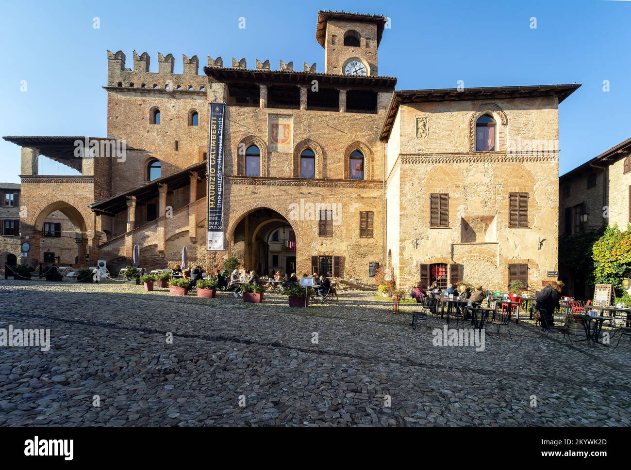 Die mittelalterliche Stadt Castell'Arquato in der Provinz Piacenza, Emilia Romagna Italien - der Podesta-Palast aus dem 13.. Jahrhundert Stockfoto