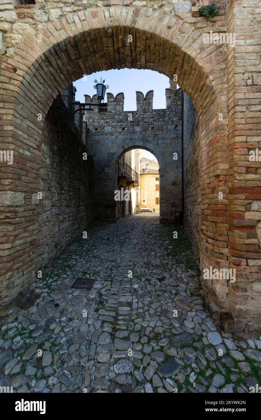 Das mittelalterliche Dorf und Schloss Vigoleno in den Apenninen in der Provinz Piacenza, Emilia Romagna, Norditalien - Eingangstor Stockfoto