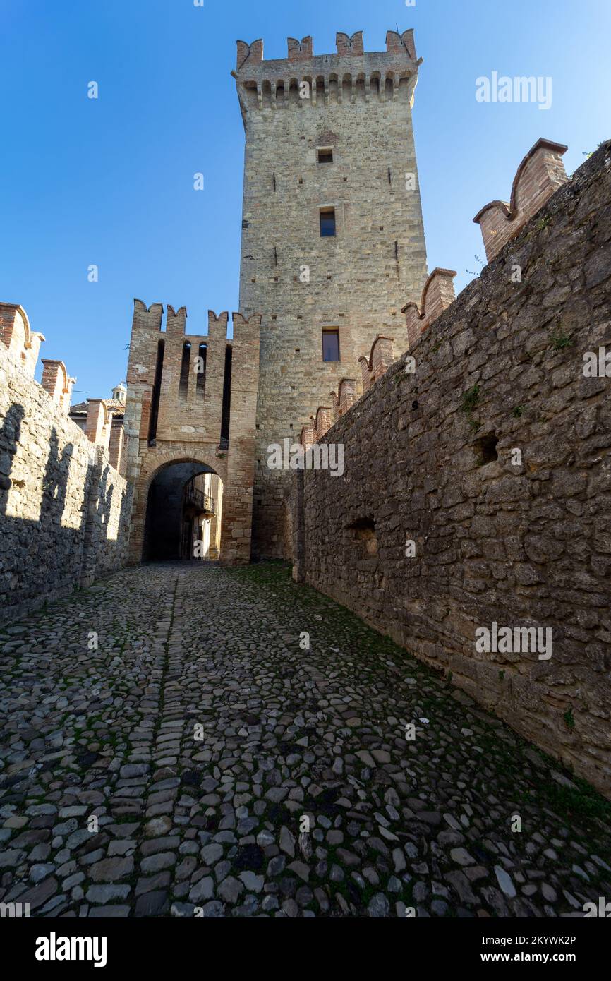 Das mittelalterliche Dorf und Schloss Vigoleno in den Apenninen in der Provinz Piacenza, Emilia Romagna, Norditalien - Keep and Gate Stockfoto