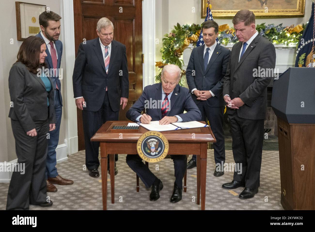 Washington, Usa. 02.. Dezember 2022. Präsident Joe Biden, zusammen mit Arbeitsminister Marty Walsh (R), Verkehrsminister Pete Buttigieg (2-R) und Landwirtschaftsminister Tom Vilsack (3-L), unterzeichnet H.J. Res.100, der eine Resolution zur Verhinderung einer landesweiten Abschaltung der Eisenbahn im Roosevelt-Raum des Weißen Hauses in Washington, DC, am Freitag, den 2. Dezember 2022 vorlegt. Foto: Shawn Thew/UPI Credit: UPI/Alamy Live News Stockfoto