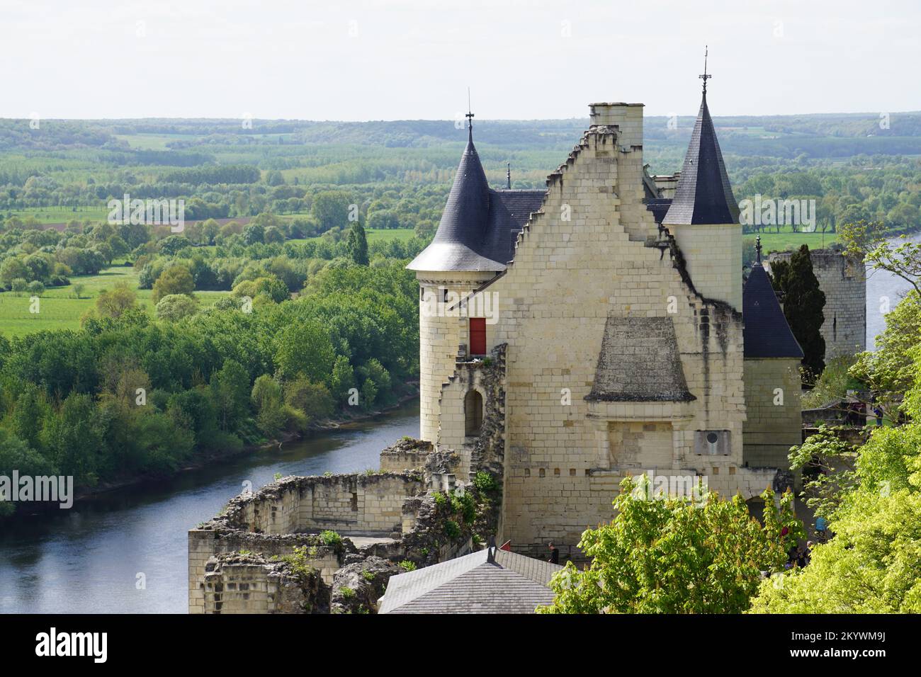 Panoramablick auf das Schloss Chinon im Loire-Tal, Frankreich am Fluss Stockfoto