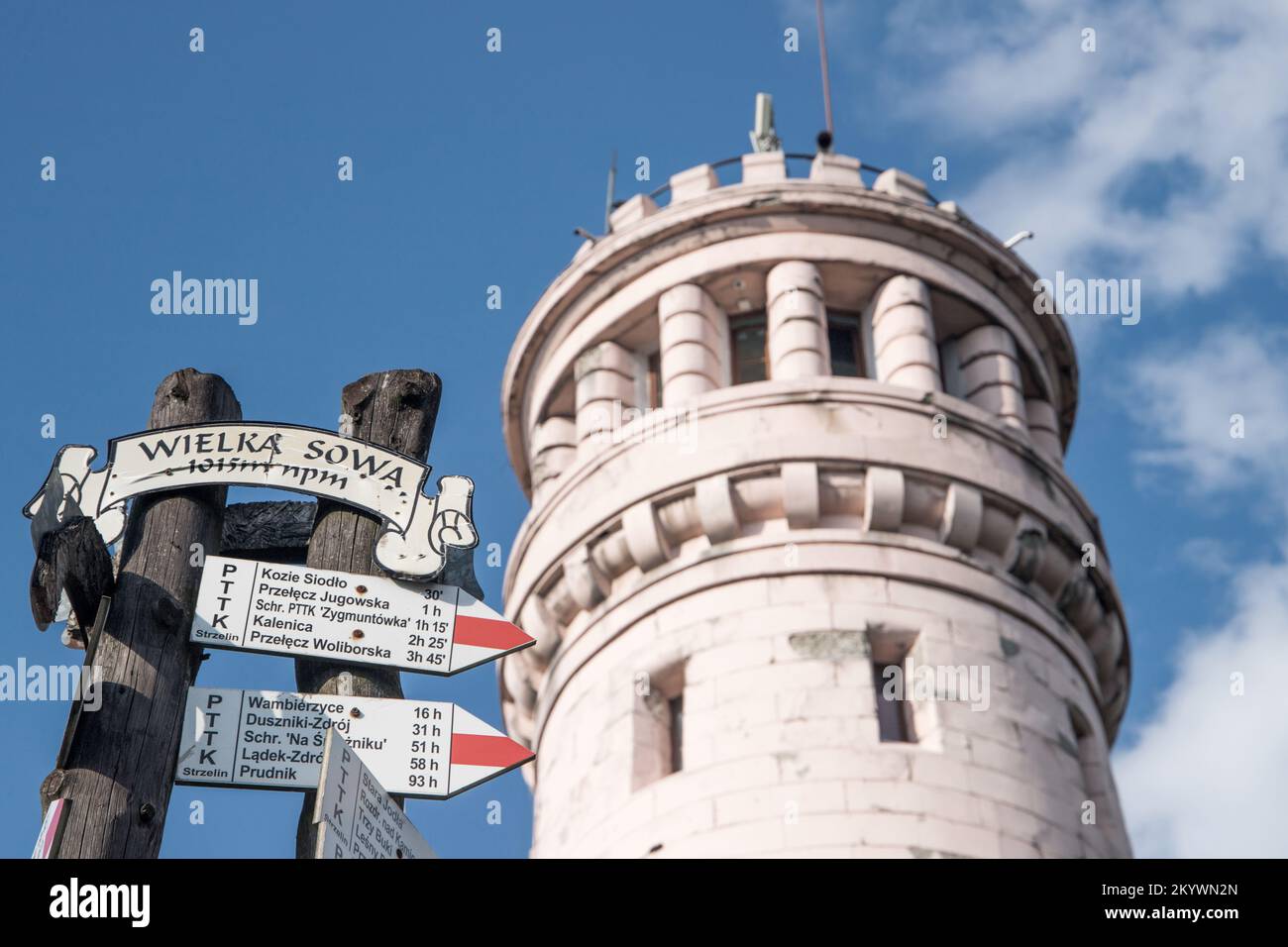 Jugow, Polen, Turm auf dem Großen Eulenberg (wielka sowa) Stockfoto