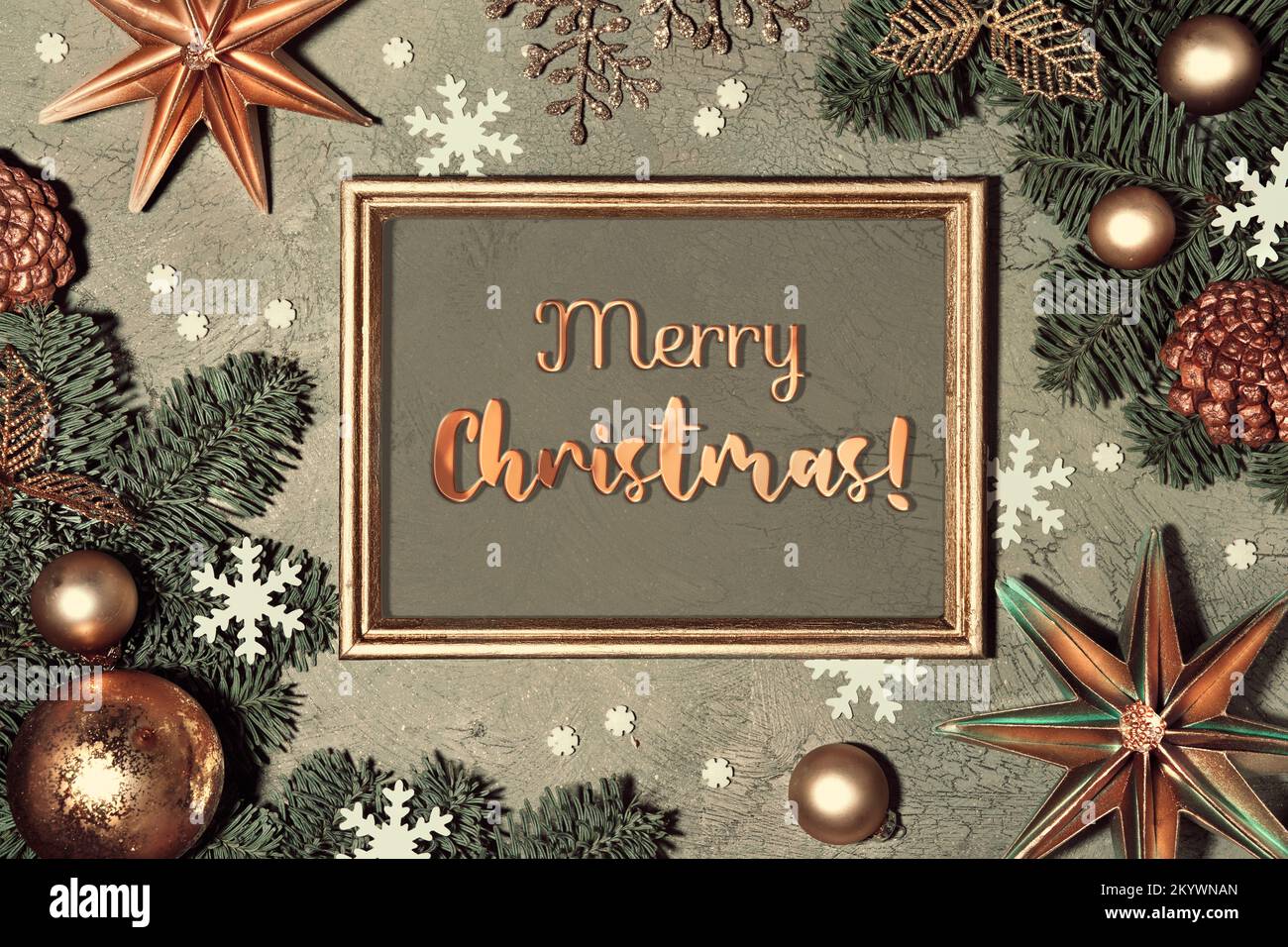 Hintergrund zu Weihnachten. Flach liegend mit Tannenzweigen dekoriert mit roten Rowan-Beeren, Papiersternen und Schneeflocken auf grauem, strukturiertem Hintergrund. Grußtext Stockfoto
