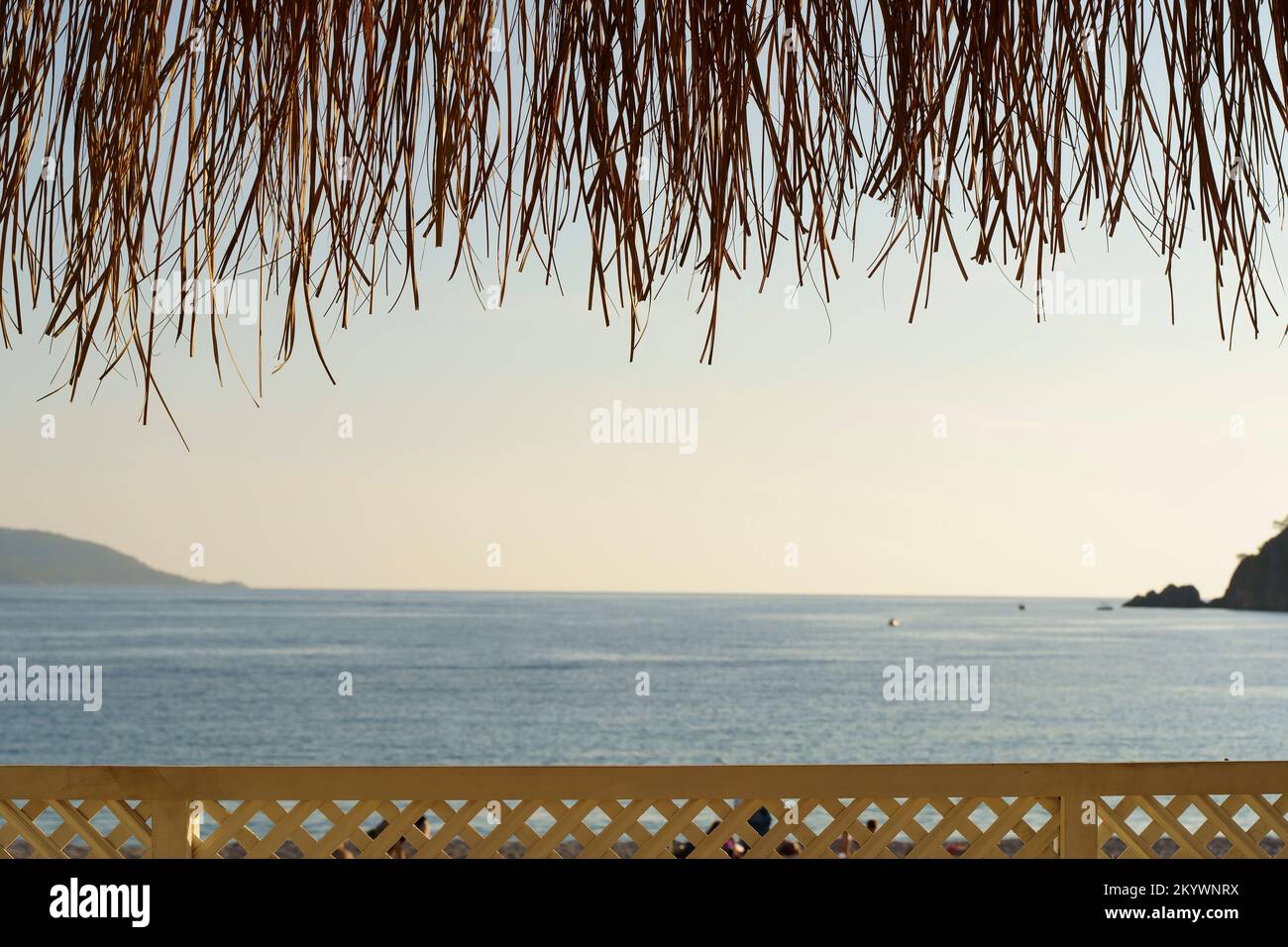 Strandcafe am Meer bei Sonnenuntergang. Wunderschöner tropischer Abend an der Küste. Entspann dich, Sommer, Urlaub. Hochwertiges Foto Stockfoto