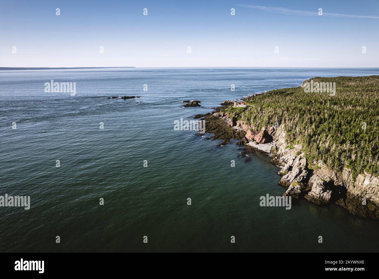 Der Ost Most Point in den USA, West Quoddy Head aus der Vogelperspektive. Stockfoto