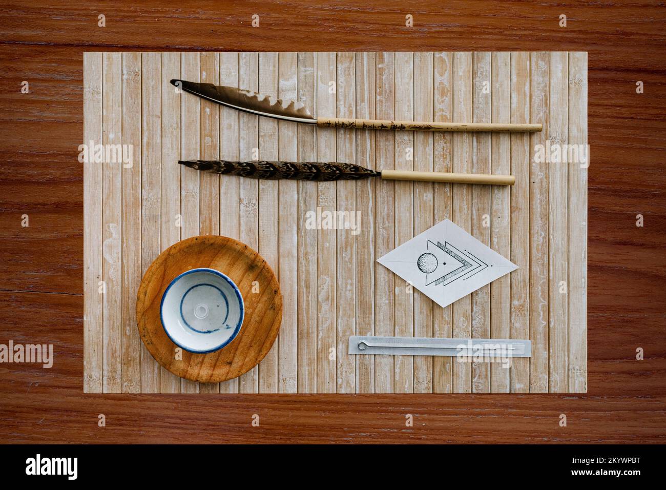 Handpoke Naturtechnik, Handstocher-Tattoo-Gegenstände über dem Tisch Stockfoto