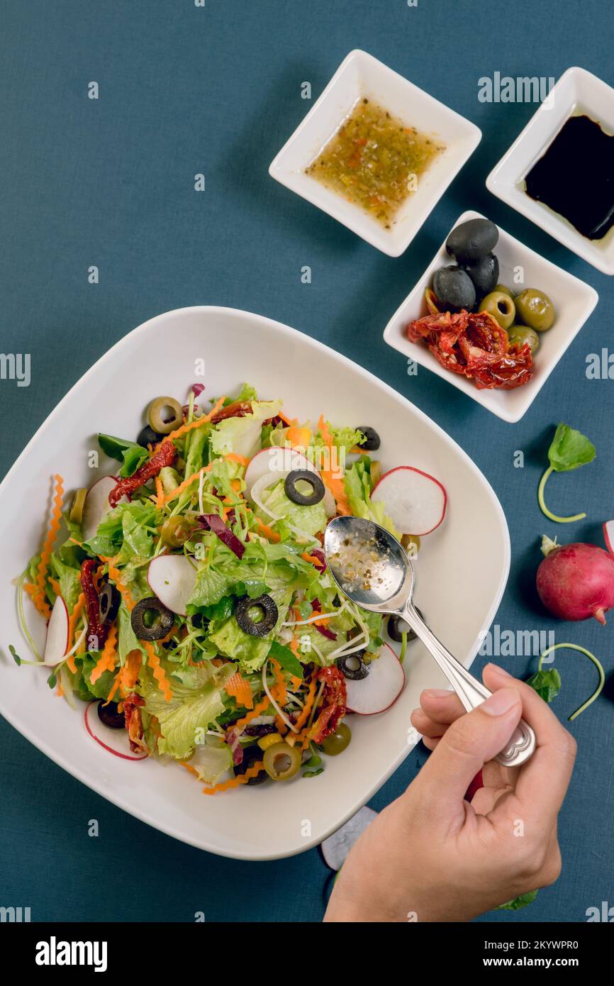 Essigsalatdressing auf dem Teller Stockfoto