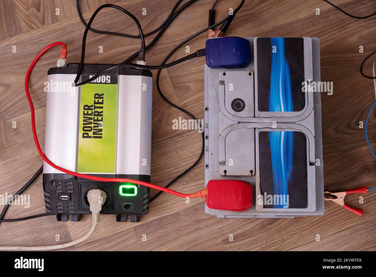 Der Stromumrichter ist mit der Fahrzeugbatterie verbunden. Blekaut in der Ukraine Stockfoto