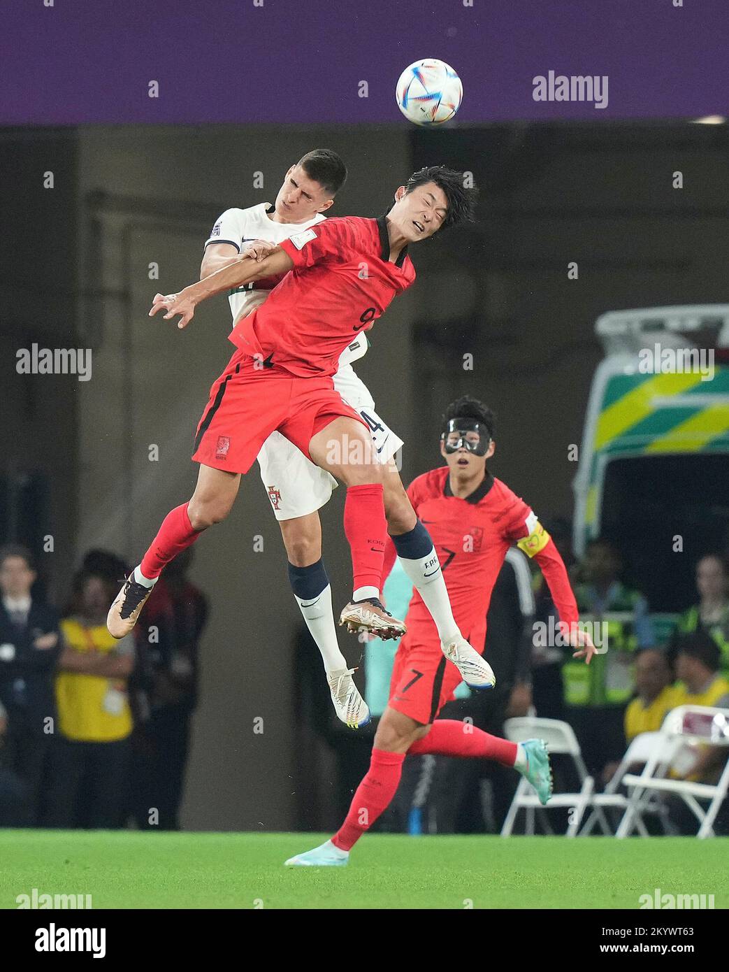 Doha, Katar. 02.. Dezember 2022. 12/02/2022, Education City Stadium, Doha, QAT, World Cup FIFA 2022, Group H, Südkorea gegen Portugal, in dem Bild Portugals Verteidiger Antonio Silva, Südkoreas Forward Cho GUE-sung Credit: dpa Picture Alliance/Alamy Live News Stockfoto